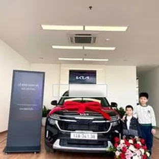 Kia Lạng Sơn - Khách hàng tham khảo xe thực tế tại Cao Lộc.