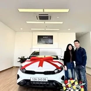 Kia Lạng Sơn - Hỗ trợ khách kiểm tra xe trước khi nhận.