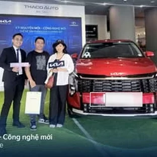 Kia Lạng Sơn - Hỗ trợ khách kiểm tra xe trước khi nhận.
